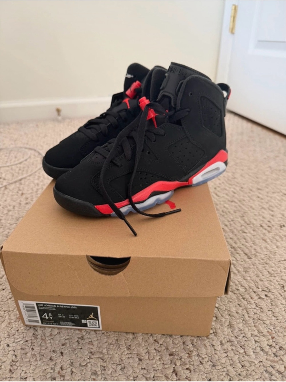 Gradeschool Jordan 6 size 4.5y